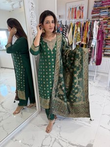 Presentamos hermosos conjuntos de trajes en tejido Banarasi puro, con pantalones y una hermosa dupatta Banarasi, que están bellamente decorados. - Product Image 5