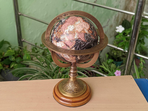 Globe de bureau vintage noir avec support en laiton : Décoration pour la maison et le bureau - Product Image 1