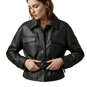 Chaqueta de piel de oveja auténtica negra para mujer, estilo utilitario, con cuello vuelto, bolsillos con parches, cinturón y corte corto. - Product Image 1