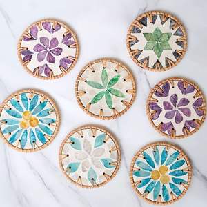 Sous-verres et tapis ronds isolants et anti-brûlure en rotin coloré et coquillages MOP, style Asie du Sud-Est - Product Image 6