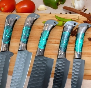 Ensemble de 5 couteaux de cuisine écologiques en acier Damas majestueux, faits à la main, avec manche en bois de rose et étui en cuir véritable - Product Image 2