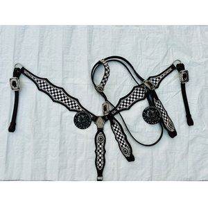 Conjunto de cabezada de una oreja y pechera de cuero negro estilo western para caballo con incrustaciones a cuadros blancos y conchos de diamantes de imitación, equipo ecuestre - Product Image 1