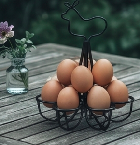 Elegante Porta Huevos con Diseño de Gallina en Metal con Recubrimiento en Polvo Negro, Perfecto para un Moderno Almacenamiento y Organización de Cocina de Dos Niveles - Product Image 3