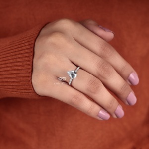 Bague de fiançailles de luxe en or blanc 14 carats avec diamant de laboratoire taille brillant serti pavé, motif croisé et halo caché, pour demande en mariage - Product Image 6