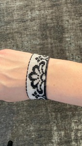Pulsera de cuentas con patrón geométrico blanco y negro, diseño exquisito y moderno hecho a mano - Product Image 4