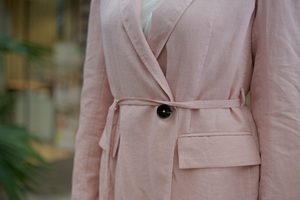 Elegante chaqueta de ramio 100% para mujer, de doble botonadura diseño clásico, relleno de algodón, cierre de botones, detalle de corbata, transpirable, crudo - Product Image 4