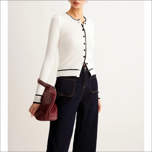 Cardigan unisexe universitaire à col rond, brodé, tricoté, patchwork, à lacets, noir et or, avec logo personnalisé, tendance hiver - Product Image 2