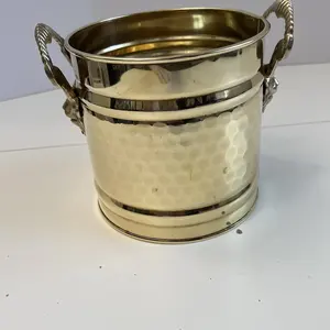 ถังน้ำแข็งอะลูมิเนียมดีไซน์พรีเมียม พร้อมหูจับทองเหลืองแกะสลัก ทำด้วยมือ ทันสมัย เป็นมิตรกับสิ่งแวดล้อม สำหรับใช้บนโต๊ะ  ภาชนะใส่น้ำแข็ง Zahid Exports - Product Image 5