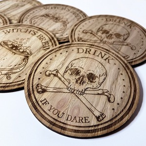 Juego de posavasos de madera con calaveras grabadas, posavasos espeluznantes para realzar la decoración de terror y ayudar a mantener las superficies limpias y sin rayones - Product Image 1