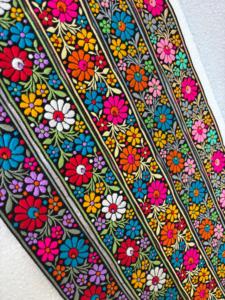 ริบบิ้นแต่งงานลายปักดอกไม้หลากสีบนพื้นสีดำสไตล์วินเทจ เป็นมิตรกับสิ่งแวดล้อม ทำจากโพลีเอสเตอร์ 100% ตกแต่งด้วยงานปักแบบอินเดีย - Product Image 2