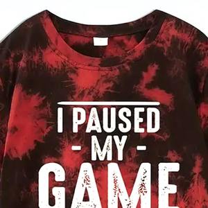 Ensemble décontracté homme 2 pièces : t-shirt à manches courtes imprimé tie-dye rouge et noir avec lettres et short assorti - Product Image 2