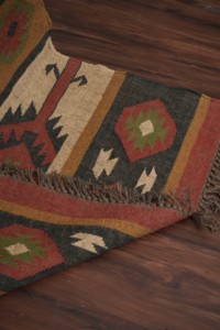 Tapis Kilim Artisanal Tissé à la Main Écologique en Laine et Latex, Motif Géométrique Aztec Diamant Vert Ocre Rouille, pour Chevet, Couloir ou comme Tapis d'Appoint - Product Image 2