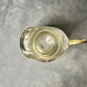 Jarra de cobre clásica con grabado floral, ideal como centro de mesa y para servir a los invitados, venta al por mayor desde India. - Product Image 5