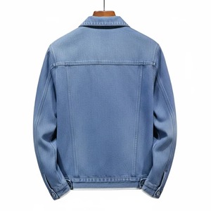 เสื้อแจ็คเก็ตยีนส์ผู้ชายสำหรับฤดูหนาว สีฟ้าอ่อน คอตั้ง มีกระเป๋าหน้าบุขนสัตว์เทียมแบบเป็นมิตรต่อสิ่งแวดล้อม แต่งขอบด้วยขนเฟอร์เทียม อุ่นสบาย - Product Image 2