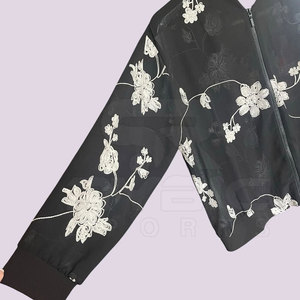 Chaqueta Varsity Bordada para Mujer, Suministro de Fábrica con MOQ Bajo, Tela de Alta Calidad con Acabado Bordado Elegante - Product Image 3