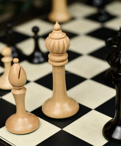 Jeu d'échecs en corne fabriqué à la main Planche et pièces de luxe avec un art inégalé - Product Image 2