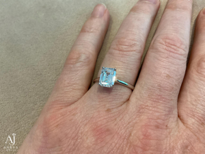 Bague de fiançailles et de mariage solitaire en argent sterling 925 avec moissanite taille émeraude sertie à griffes, plaquée or 18 carats pour femme - Product Image 1