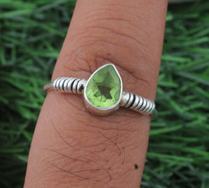 แหวนแต่งงานเพอริดอทสีเขียวธรรมชาติ เงินแท้ 925 ดีไซน์เรียบหรู คลาสสิก ประดับพลอยประจำเดือนสิงหาคม เครื่องประดับมินิมอลสำหรับผู้หญิง ขายส่ง - Product Image 4