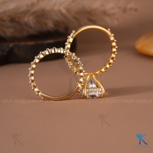 Anillo de compromiso con diamante cultivado en laboratorio de corte radiante, oro amarillo macizo, halo oculto y banda pavé para mujer, joyería fina. - Product Image 4