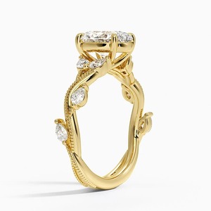 Bague de fiançailles en or jaune avec diamant taille ovale, sertie de griffes et pierres latérales, style classique pour femme - Product Image 3