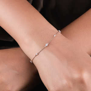 Bracelet en diamant délicat Bracelet élégant avec des pierres complexes - Product Image 1