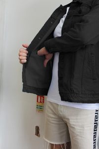 Veste en jean durable pour homme – Veste en jean noire en coton de qualité supérieure pour homme, idéale pour les activités de plein air, les voyages et un style décontracté - Product Image 3