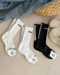 Chaussettes de sport réfléchissantes pour la sécurité nocturne, chaussettes de course et de cyclisme pour femmes - Product Image 1