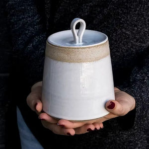 โถเก็บของแบบมินิมอลทำมือ พร้อมฝาปิดแบบห่วงจับเคลือบเงา ที่จัดระเบียบบนเคาน์เตอร์อย่างสวยงาม ที่เก็บของในครัวทันสมัย - Product Image 1