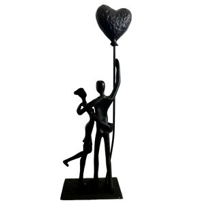 Statue de couple en fer forgé faite à la main avec ballon cœur pour décoration d'anniversaire sur le thème de l'amour et décoration de table de chevet de chambre à coucher, provenant d'Inde - Product Image 1