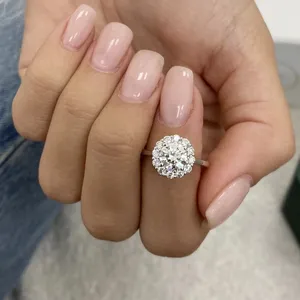 Anillo de Compromiso con Halo de Diamantes Cultivados en Laboratorio de Corte Redondo de 2.50 Quilates en Oro Blanco de 14k - Product Image 2