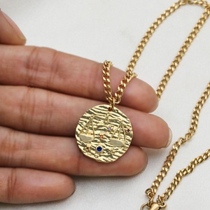 Collier Pendentif Zodiaque Balance en Argent 925 Plaqué Or, Médaillon Texturé Écailles, Chaîne Gourmette CZ Colorée, Vente en Gros - Product Image 1