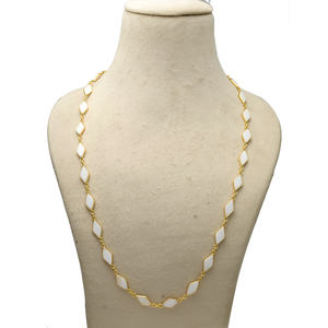 Collier de 32 pouces de long en laiton plaqué or, avec perles nacrées en forme de cerf-volant, serti d'une monture vintage et orné de breloques de mariage perlées - Product Image 3