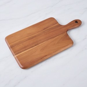 Tabla de cortar rectangular de madera lisa hecha a mano con asa y orificio redondo, color marrón - Product Image 1