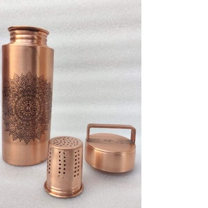 Bouteille d'eau artisanale en cuivre pur avec panier-filtre amovible, motif Mandala, vaisselle métallique ayurvédique, vente en gros - Product Image 4