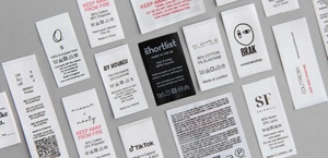Etiquetas tejidas personalizadas para ropa con serigrafía y material de poliéster transpirable, talla unisex para adultos. - Product Image 2