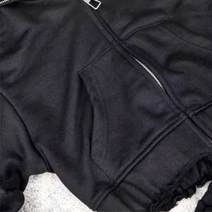 Conjunto de Sudadera Corta con Cremallera Completa y Bolsillos Tipo Canguro de Forro Polar 100% Algodón para Mujer y Pantalones Cortos de Cintura Baja con Efecto Desgastado - ¡Oferta Más Vendida! - Product Image 4