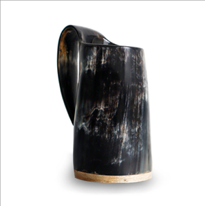 Tasse en corne texturée foncée avec base en bois lisse et poignée incurvée élégante, disponible à prix de gros - Product Image 1