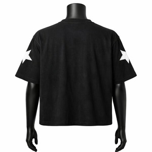 เสื้อยืดแขนสั้นสีดำสำหรับผู้ชาย พิมพ์ลายกากบาทสีแดงด้านหลัง ลายเรขาคณิต ลำลอง คอกลม ทรงปกติ ผ้าฝ้าย 100% ระบายอากาศได้ดี น้ำหนัก 220 กรัม - Product Image 2