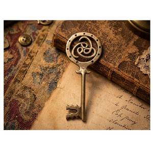 Clé squelette décorative en aluminium de style antique, vendue comme objet décoratif, pendentif de bijoux ou souvenir de mariage, utilisée pour la décoration intérieure. - Product Image 2