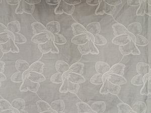 Tissu en coton tissé blanc très demandé, brodé de motifs floraux, respirant et léger, idéal pour la confection de robes pour filles et femmes. - Product Image 3