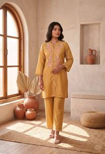 Ensemble coordonné en modal Chanderi de haute qualité pour femmes, tenue de créateur pour fêtes et festivals, disponible à la vente - Product Image 2
