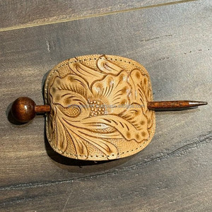 Accessoire de coiffure pour femmes Barrette en cuir usiné à la main avec bâton en bois Barrette à cheveux en cuir de vachette - Product Image 2