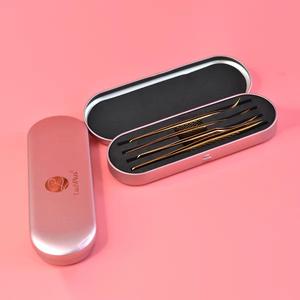 Pinzas para Pestañas con Baño de Oro y Mango Texturizado Negro, Punta Suave para una Aplicación Precisa - Product Image 5
