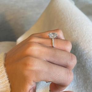 Anillo de Diamante Cultivado en Laboratorio de Corte Ovalado de 3.35 Quilates _ Halo Oculto y Piedras Laterales Pavé _ Oro Blanco de 14k _ Certificado IGI Color D VVS2 - Product Image 5