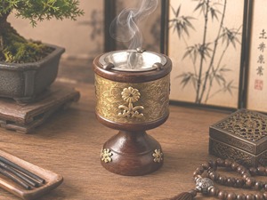 Brûleur à Bakhoor en bois vintage avec motif floral en laiton antique, brûleur d'encens Oud arabe, support à charbon décoratif, mabkhara arabe - Product Image 2