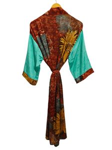 Kimono de seda Bridel con patchwork, túnica larga para cubrir el bikini, ropa de noche, hecho a mano, estilo vintage indio, kimono de sari de seda reciclada. - Product Image 4