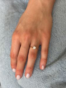 Magnifique bague en or jaune 18 carats avec diamant rond de 0,51 carat VS2, style crossover, idéale pour les fêtes, mariages, anniversaires, etc. - Product Image 5