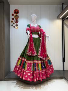 Conjunto de Chaniya Choli de Seda Romana Premium con Dupatta de Georgette Vintage y Adornos de Espejo para Mujer, Ropa Festiva - Product Image 4