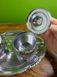 Ensemble sucrier et crémier vintage Irvinware en métal avec couvercle et plateau - Product Image 5