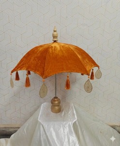 Centre de table de mariage moderne et classique en velours et bois, 24 pouces, accents de table de luxe pour les festivals Haldi, Mehndi, Dholki - Product Image 3